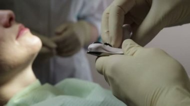 diş hekimi diş bir kalıp yapar