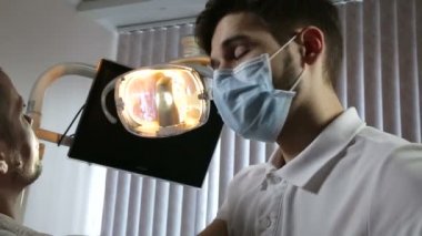 adam diş hekimi muayenesi