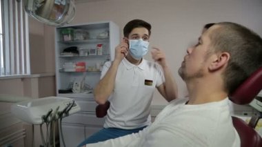 diş hekimi adam doğru fırça onların dişler açıklar