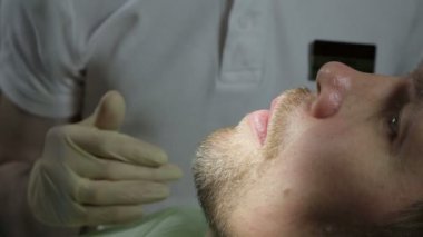 Diş tedavisine sahip biri yakın çekim