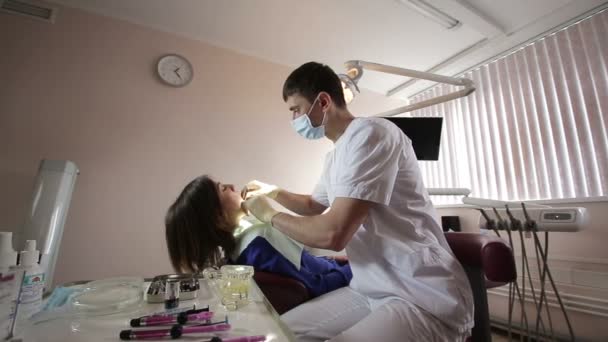 Οδοντίατρος κάνει ένα καλούπι των δοντιών — Αρχείο Βίντεο