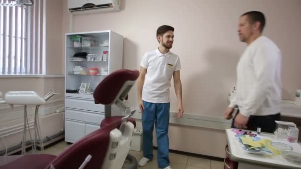 Homem em um exame de dentista — Vídeo de Stock