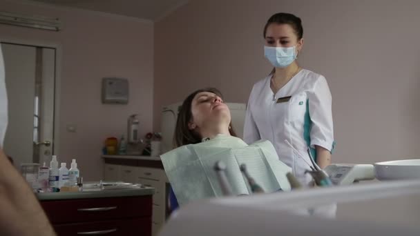 Mujer en el dentista — Vídeos de Stock