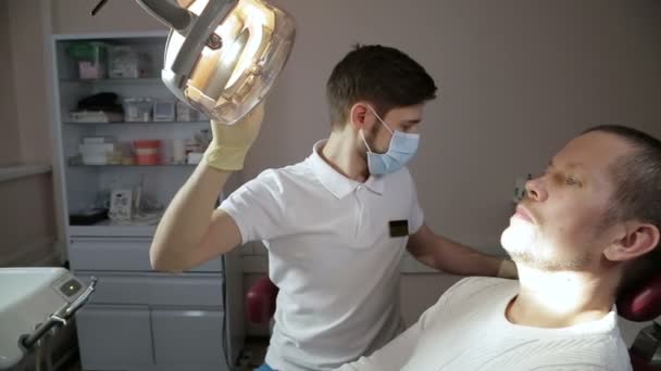 Man bij een tandarts onderzoek — Stockvideo