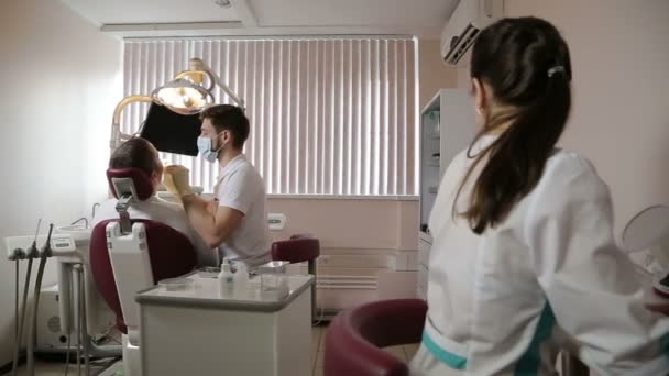 Мужчина на осмотре у стоматолога — стоковое видео