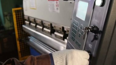 Katlama Makinası cidan işletim üretim atölyesinde işçi