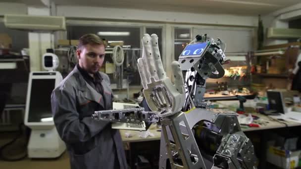 Ingeniero ajusta el robot — Vídeos de Stock