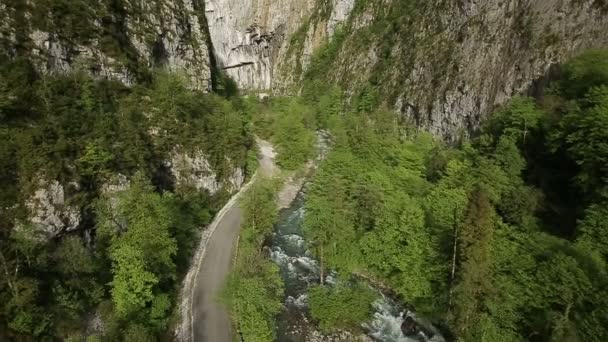 Camino en las montañas — Vídeo de stock