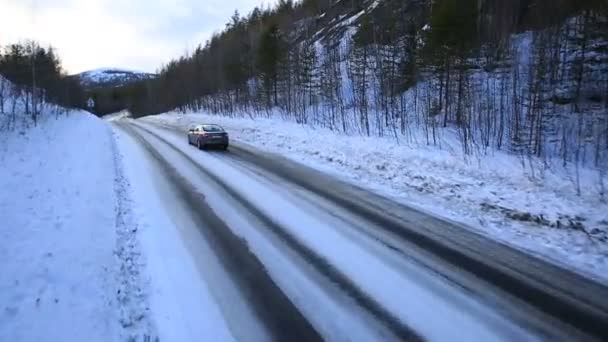 Le gite in auto su una strada invernale tra boschi e montagne — Video Stock