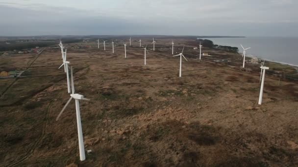 Вид с воздуха на ветряную электростанцию — стоковое видео