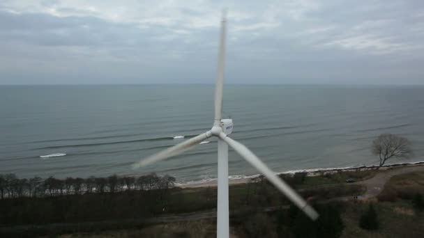 Uma vista aérea de um parque eólico — Vídeo de Stock