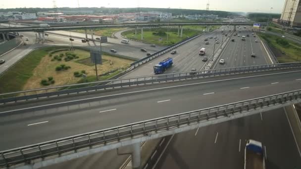 Flygfoto över motorvägen utbyter i Moscow city — Stockvideo