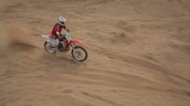 Dirt bike Road'a benziyor kumul üzerinde kapalı