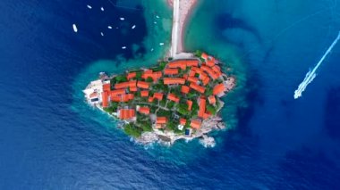 Sveti Stefan bir havadan görünümü