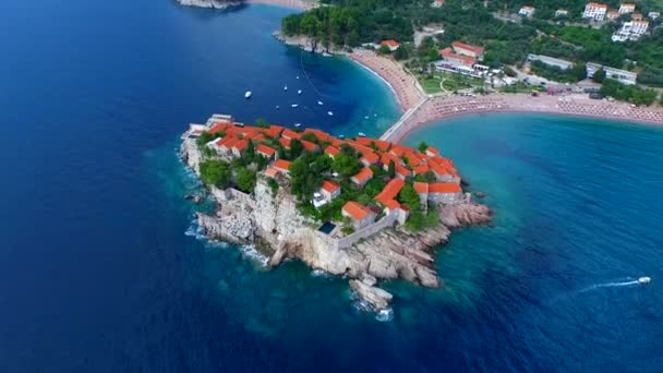 Una vista aérea de Sveti Stefan — Vídeo de stock