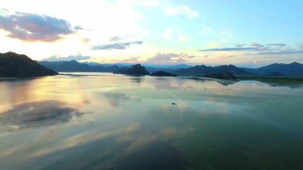 Fiskebåt på skönhet, stora Skadar sjön i söder om Montenegro. — Stockvideo