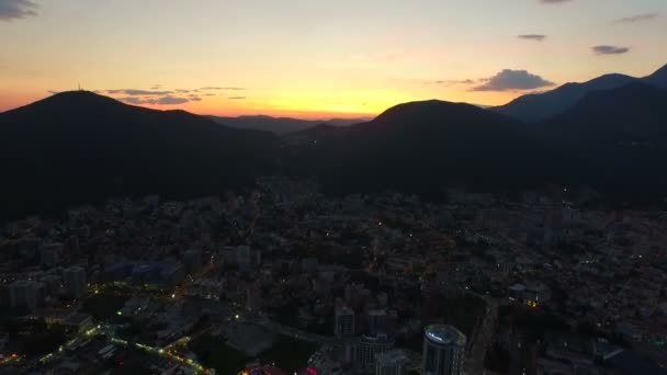 Пташиного польоту Будва, Чорногорія на Адріатичному узбережжі після заходу сонця. — стокове відео