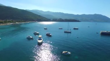 Açık denizde güneşli gün yelken yat için şaşırtıcı görünümü