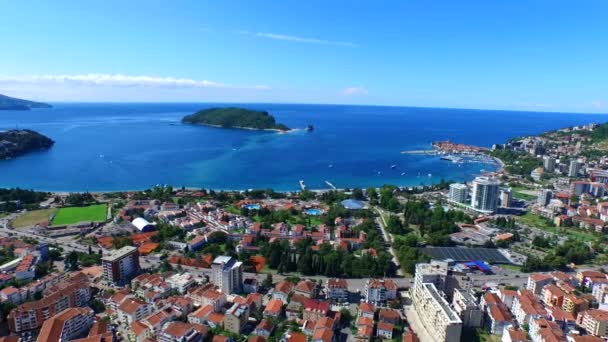 Adriatische Zee kust landschap. Stad van Budva, Montenegro — Stockvideo