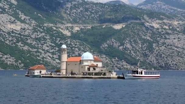 Onze Lieve Vrouwe van de rotsen is eiland en de kerk in de buurt van Perast in de baai van Kotor — Stockvideo