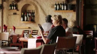 Budva, Karadağ - 19 Haziran 2015: kadın kıdemli bir tablet bilgisayar ile bir resim çekmek