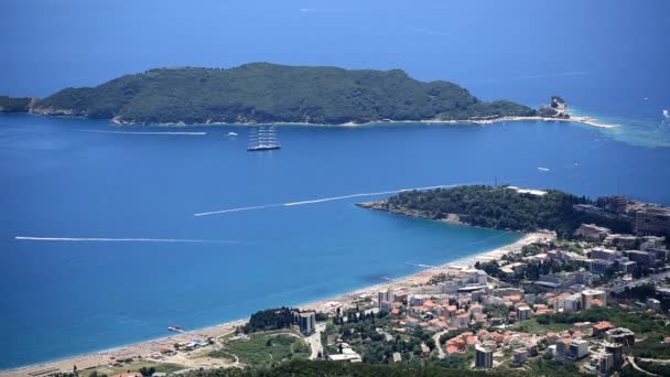 Bateaux touristiques répartis dans la marina d'une vieille ville vénitienne par la mer Adriatique, Budva, timelaps — Video