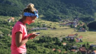 Kız güzel manzarasına infront smartphone kullanır