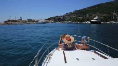 manzaranın tadını tekne yay üzerinde iki genç kadın