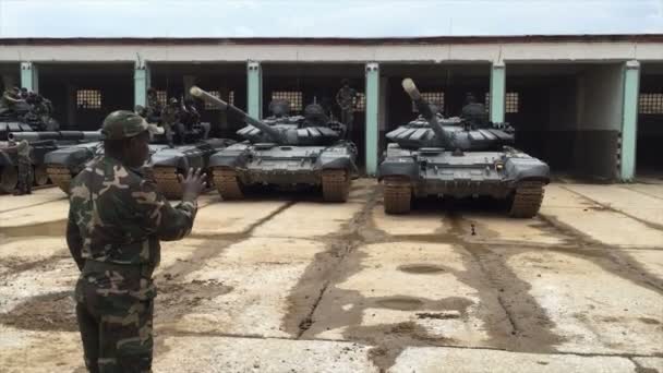 Moscow, Rusland - 1 augustus 2015: Afrikaanse militaire tank parken — Stockvideo