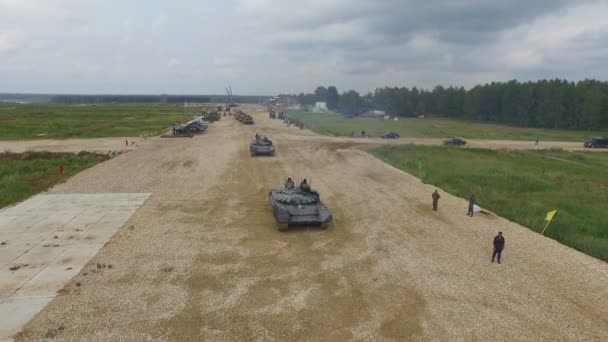 MOSCÚ, RUSIA - 1 AGOSTO 2015: El tanque atraviesa el polígono — Vídeo de stock