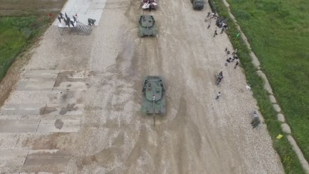 MOSCÚ, RUSIA - 1 AGOSTO 2015: El tanque atraviesa el polígono — Vídeo de stock