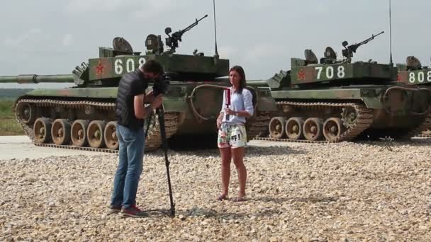 Moscow, Rusland - 1 augustus 2015: de journalist doet een verhaal over de achtergrond van tanks — Stockvideo