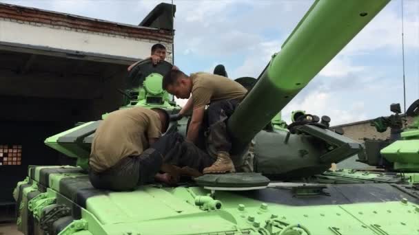 MOSCÚ, RUSIA - 1 DE AGOSTO DE 2015: Servicio militar asiático de tanques — Vídeos de Stock