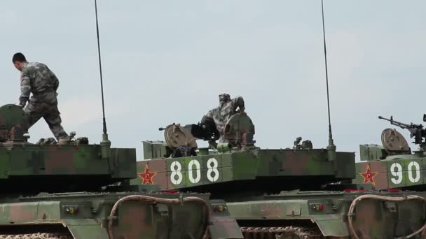 Moscow, Rusland - 1 augustus 2015: Chinese soldaten voor te bereiden op het vuur van de tank — Stockvideo