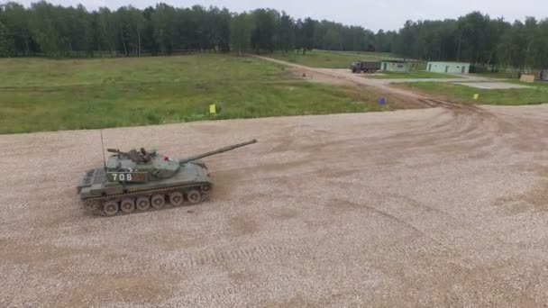 MOSCÚ, RUSIA - 1 AGOSTO 2015: Vista aérea del tanque del ejército — Vídeos de Stock