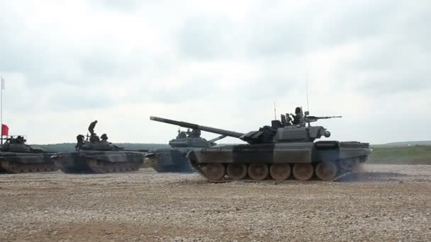 MOSCÚ, RUSIA - 1 DE AGOSTO DE 2015: Los tanques del Ejército viajan por carretera — Vídeo de stock