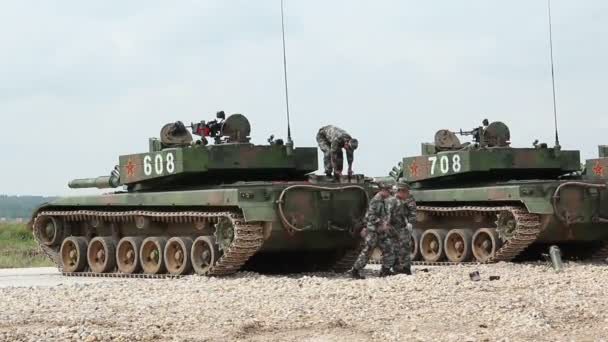 MOSCÚ, RUSIA - 1 DE AGOSTO DE 2015: Soldados chinos se preparan para disparar desde el tanque — Vídeo de stock