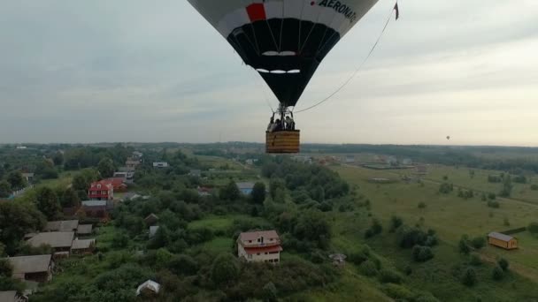 Переславль-Залесский, Россия - 20 июля 2015 г.: воздушный шар в небе, вид с воздуха — стоковое видео