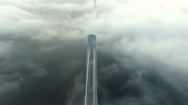 Antenna kilátás Russky hídon keresztül a szoros keleti Boszporusz abve a felhők — Stock videók