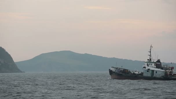 破旧的渔船在海上 — 图库视频影像