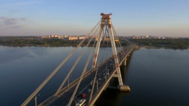 Bir asma köprü, hava