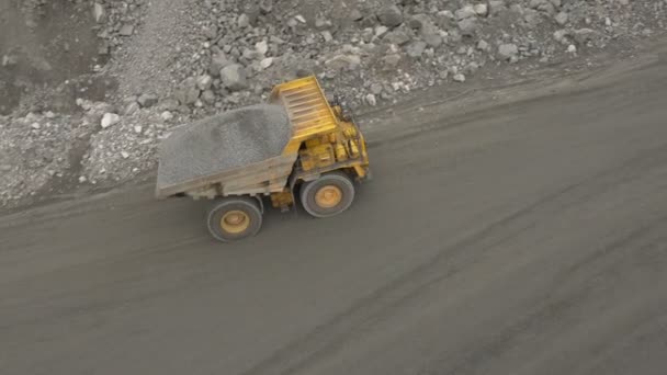 Un camion à benne chargé — Video