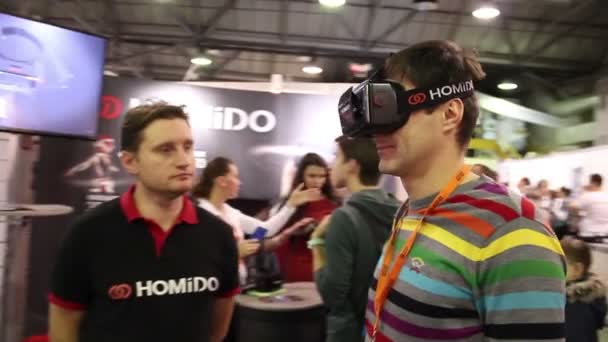 MOSCÚ, RUSIA - 12 OCT 2015: hombre probándose gafas de realidad virtual — Vídeos de Stock