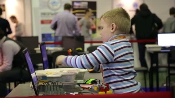 Moskva, Ryssland - 12 okt, 2015: pojke spelar i barnens designer — Stockvideo