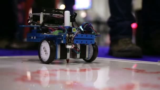 Robot fait maison peint un tableau — Video