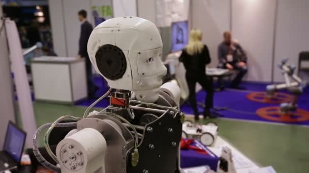 Μόσχα, Ρωσία - 12 Οκτωβρίου 2015: Φουτουριστικό ρομπότ humanoid — Αρχείο Βίντεο