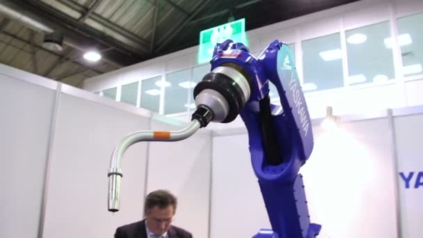 MOSCÚ, RUSIA - 12 DE OCTUBRE DE 2015: Demostración del brazo robot industrial — Vídeos de Stock