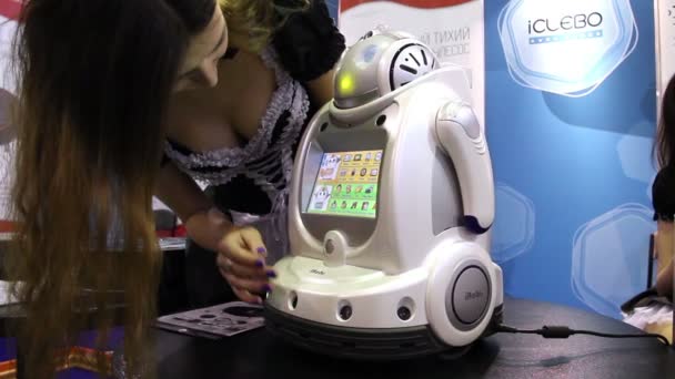 Μόσχα, Ρωσία - 12 Οκτωβρίου 2015: σέξι κορίτσι ντυμένοι ως καμαριέρα δείχνει ρομπότ για τα παιδιά — Αρχείο Βίντεο