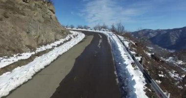 Karlı dağ yolu