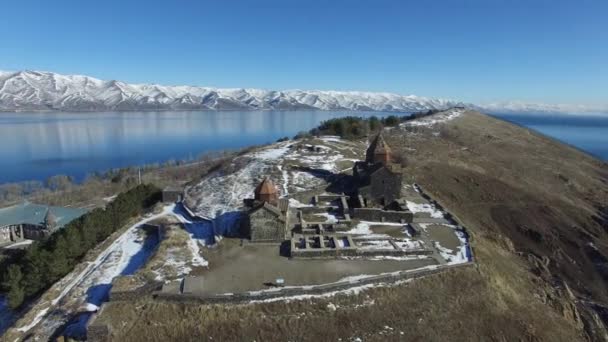 Kompleks świątyń Sevan na półwyspie nad jeziorem Sevan, Armenia. — Wideo stockowe